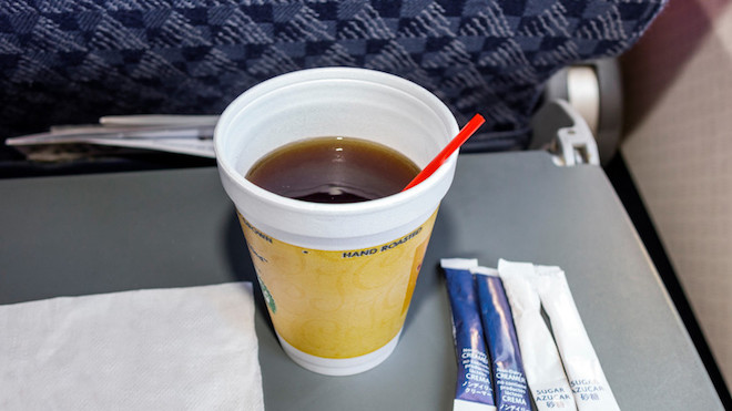 Asistente de vuelo revela por qué no debe tomar café en los aviones
