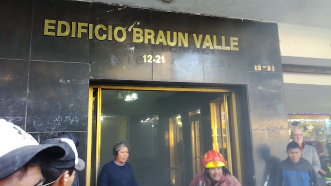 VIDEO: Incendio obliga a desalojar edificio en la Sexta Avenida