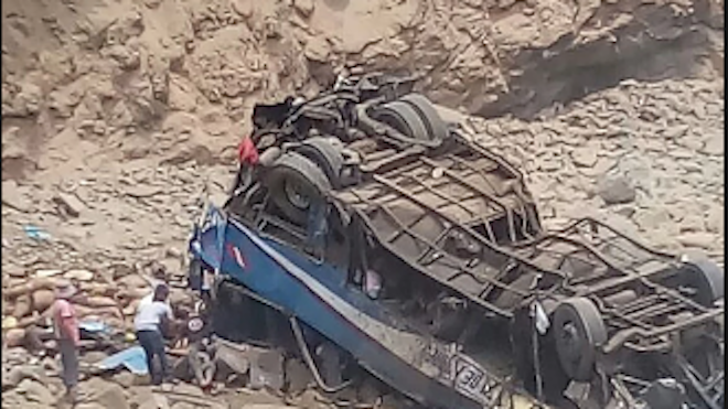 Al menos 25 muertos al caer un autobús a un abismo en Perú