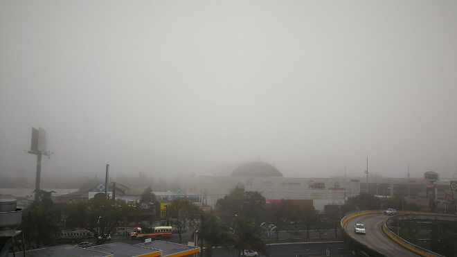 Frente frío y neblina en la capital