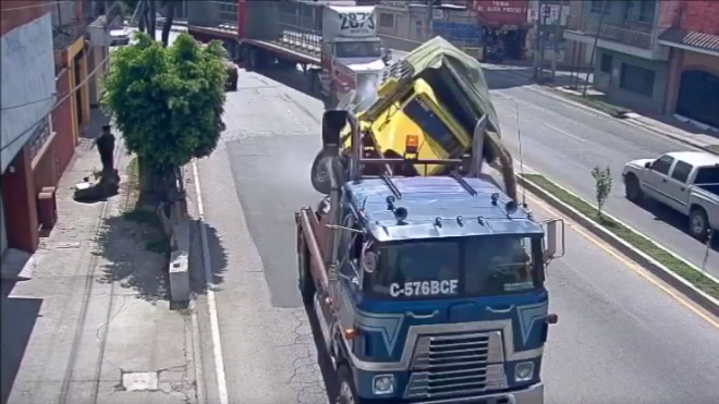 Camión protagoniza aparatoso accidente en el Periférico