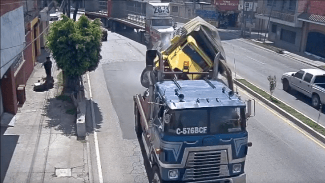 Camión protagoniza aparatoso accidente en el Periférico