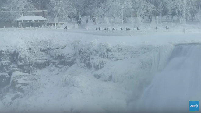 La ola de frío polar que sufren gran parte de Canadá y Estados Unidos han traído nieve y hielo incluso a las famosas cataratas del Niágara