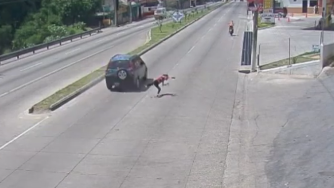 IMÁGENES FUERTES: Lanzada por el aire, mujer es atropellada ruta al Atlántico