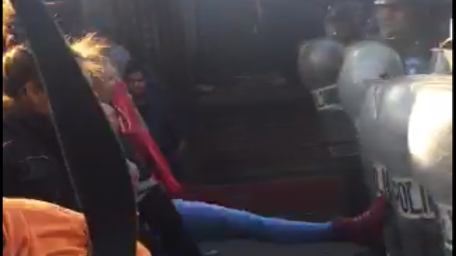 VIDEO: A pedradas y golpes así se enfrentaron mujeres a PNC en el Preventivo