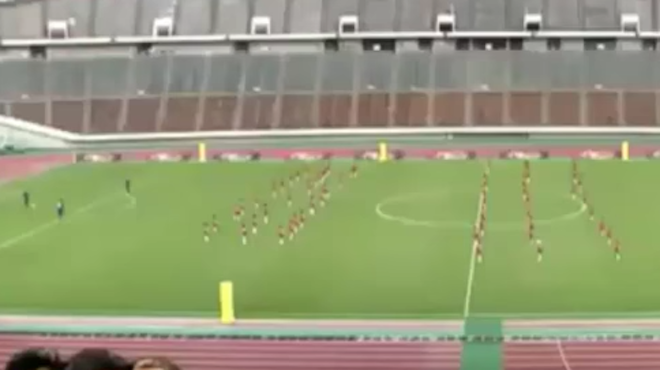 VIDEO: Vea el curioso e impresionante partido, 3 jugadores profesionales VS 100 niños