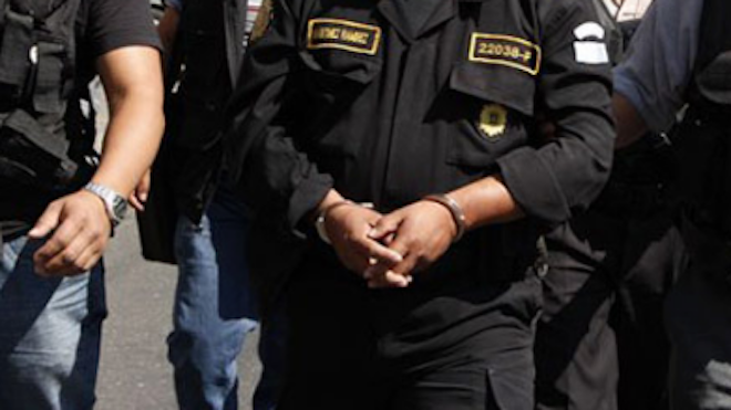 Capturan a cuatro agentes de la PNC, por robarle a un ebrio al que detuvieron