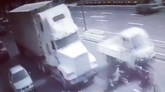 IMPACTANTE VÍDEO: Motorista intenta rebasar en el Periférico y camión le pasa encima