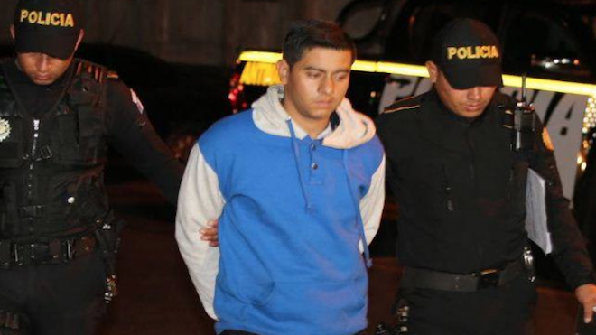 Capturan a mesero en zona 10, tomaba vídeo a mujeres en el baño