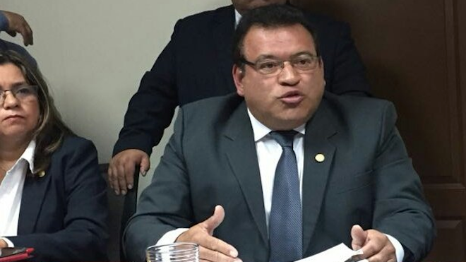 SAAS le compró lentes de Q21,900 a Jimmy Morales "porque no leía bien"