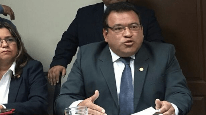 SAAS le compró lentes de Q21,900 a Jimmy Morales "porque no leía bien"