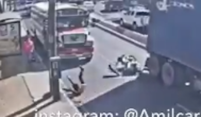 IMÁGENES IMPACTANTES: Trailer le pasa motoristas encima en la Petapa