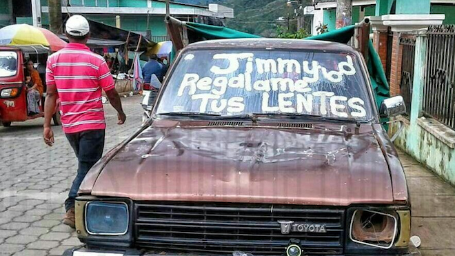 "Jimmy regalame tus lentes" así un guatemalteco le pide al Presidente