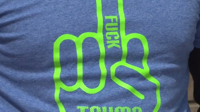 Fuck Trump, las polémicas playeras de migrantes para protestar contra Trump