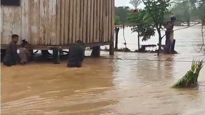 Familias son evacuadas por inundaciones en Izabal
