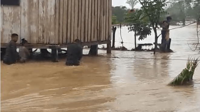Familias son evacuadas por inundaciones en Izabal