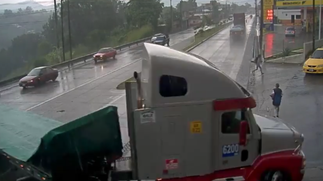 IMPACTANTE VIDEO: El Cruce de la muerte en el Atlántico. Tráiler mata a un peatón por virar en U