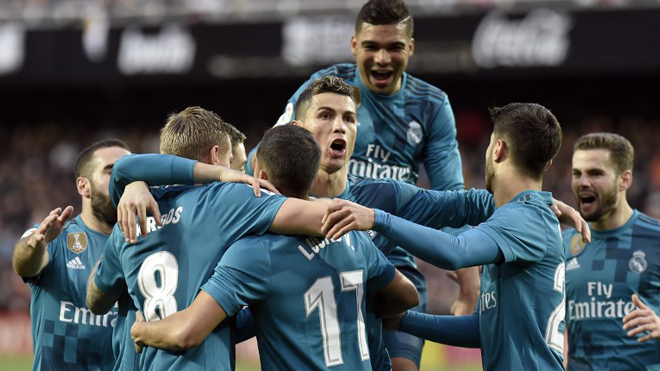 Real Madrid's Portuguese forward Cristiano Ronaldo (C) and teammates celebrate Real Madrid's German midfielder Toni Kroos' goal (2L) during the Spanish league football match between Valencia CF and Real Madrid CF at the Mestalla stadium in Valencia on January 27, 2018. JOSE JORDAN / AFP