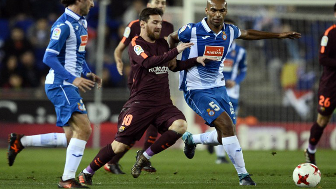 Barcelona's Argentinian forward Lionel Messi (C) vies with Espanyol's Brazilian defender Naldo during the Spanish 'Copa del Rey' (King's cup) quarter-final first leg football match between RCD Espanyol and FC Barcelona at the RCDE Stadium in Cornella de Llobregat on January 17, 2018. Josep LAGO / AFP