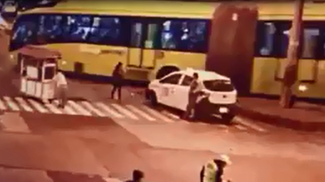 Hombre muere aplastado por las llantas de un transmetro.