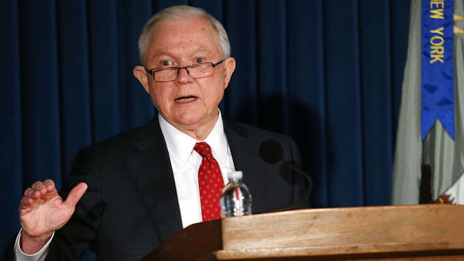 Fiscal general dice que el sistema de inmigración socava la seguridad de EEUU