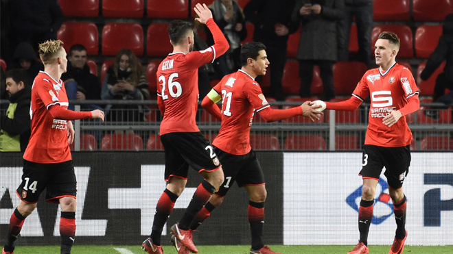 Rennes' French midfielder Adrien Hunou (R) celebrates with his teammates after scoring a goal during the French League Cup football match between Rennes (SRFC) and Toulouse (TFC) on January 10, 2018 at the Roazhon Park of Rennes, western France. JEAN-SEBASTIEN EVRARD / AFP