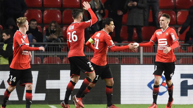 Rennes' French midfielder Adrien Hunou (R) celebrates with his teammates after scoring a goal during the French League Cup football match between Rennes (SRFC) and Toulouse (TFC) on January 10, 2018 at the Roazhon Park of Rennes, western France. JEAN-SEBASTIEN EVRARD / AFP