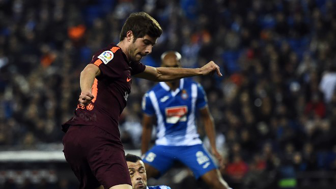 Barcelona's Spanish midfielder Sergi Roberto (L) vies with Espanyol's Spanish midfielder Javi Fuego during the Spanish 'Copa del Rey' (King's cup) quarter-final first leg football match between RCD Espanyol and FC Barcelona at the RCDE Stadium in Cornella de Llobregat on January 17, 2018. Josep LAGO / AFP