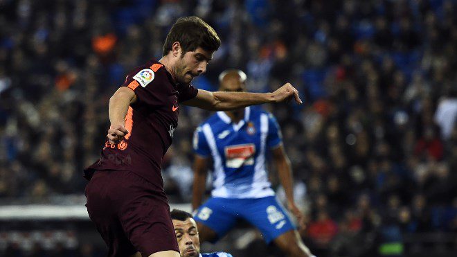 Barcelona's Spanish midfielder Sergi Roberto (L) vies with Espanyol's Spanish midfielder Javi Fuego during the Spanish 'Copa del Rey' (King's cup) quarter-final first leg football match between RCD Espanyol and FC Barcelona at the RCDE Stadium in Cornella de Llobregat on January 17, 2018. Josep LAGO / AFP