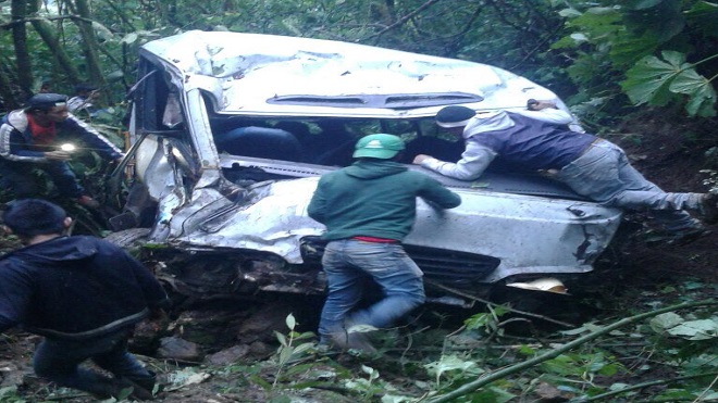 Autobús con aproximadamente 45 pasajeros cae en un barranco
