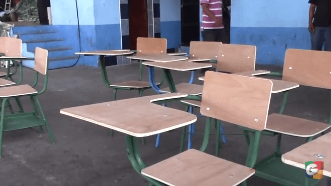 Alumnos de Retalhuleu son beneficiados con escritorios