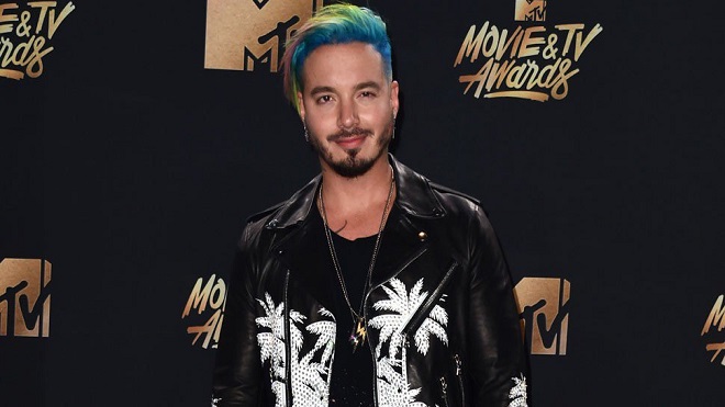 J Balvin vuelve a cambiar radicalmente de look