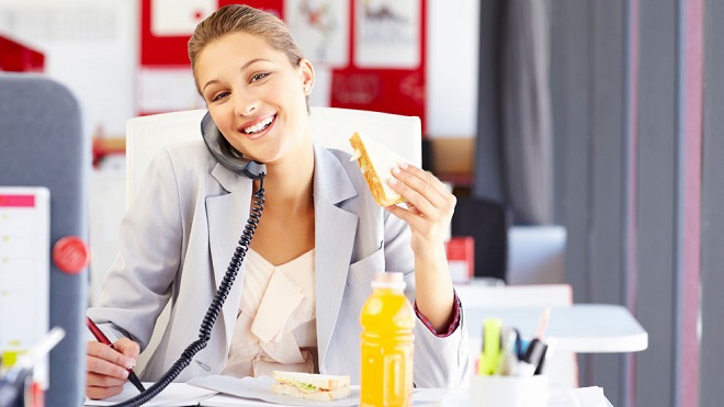 5 alimentos que debes comer durante el trabajo