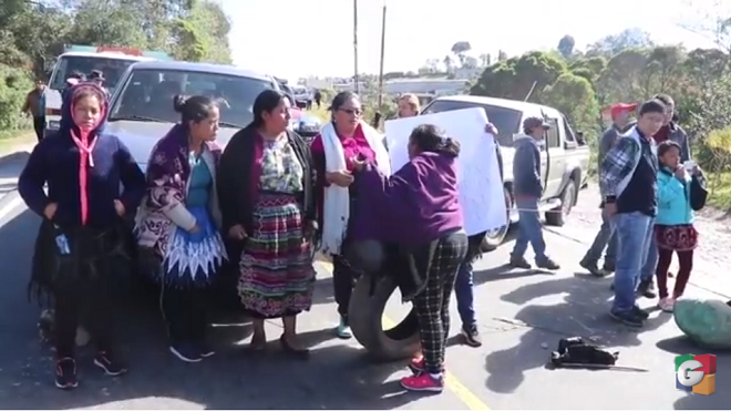 Vendedoras bloquean ruta hacia la costa, exigiendo que les permitan vender en los buses