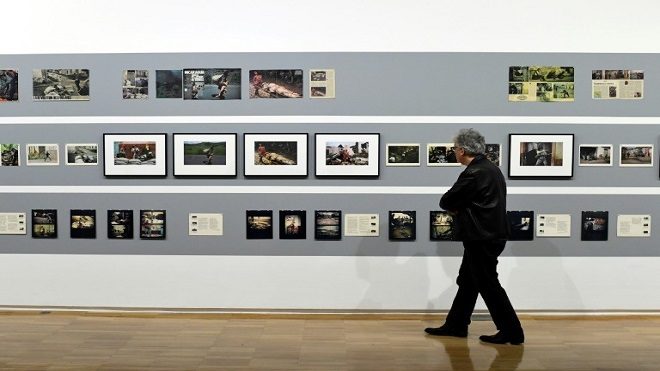 Susan Meiselas, fotógrafa de la cruda realidad, expone en París