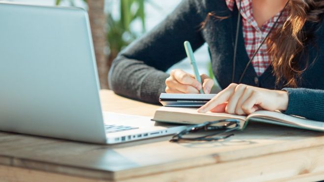 “Necesitan un hombre para aguantar el ritmo”: la respuesta ‘sexista’ a una mujer española que buscaba trabajo y que causó revuelo en internet
