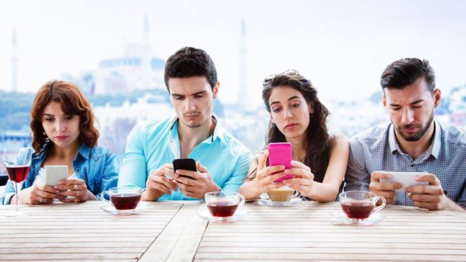 "Cuando quedas atrapado en ese bucle, es muy difícil romperlo": los motivos de los desconectados, los anti-redes sociales que abandonan su vida en internet