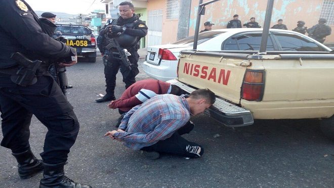 PNC localiza arma de fuego, droga y municiones en un vehículo