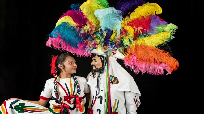 Un colorido carnaval tiene lugar en una zona gris de México