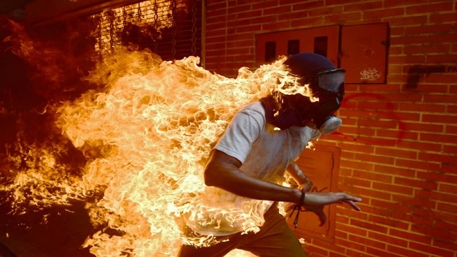 Fotografía AFP de manifestante en Venezuela nominada a foto del año