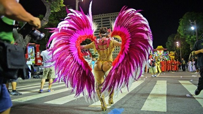 El Carnaval de Rio mezcla política con glamour en el Sambódromo