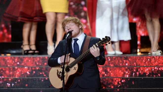 El astro Ed Sheeran frente a la sensación Dua Lipa en los premios Brits