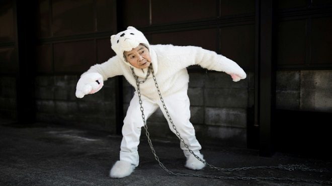 Una anciana japonesa cautiva a las redes sociales con selfis disparatados