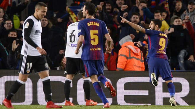 Barcelona's Uruguayan forward Luis Suarez (R) celebrates after scoring during the Spanish 'Copa del Rey' (King's cup) first leg semi-final football match between FC Barcelona and Valencia CF at the Camp Nou stadium in Barcelona on February 01, 2018. Josep LAGO / AFP