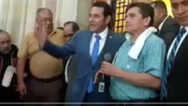 VIDEO: Maestros ovacionan a Jimmy Morales y Joviel Acevedo. Logran "acuerdos para Pacto"