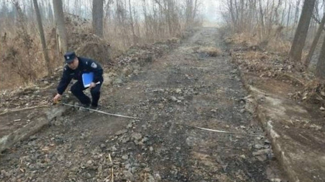 Roba 800 metros de una carretera para revender el cemento