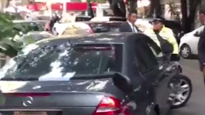 VIDEO: Guardaespaldas agreden a agentes para que no multen a su jefe