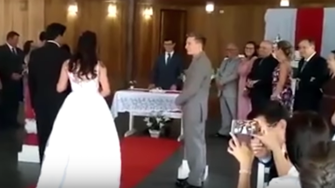 VIDEO: ¿Quién eligió la música? Unos gemidos inconfundibles interrumpen una boda