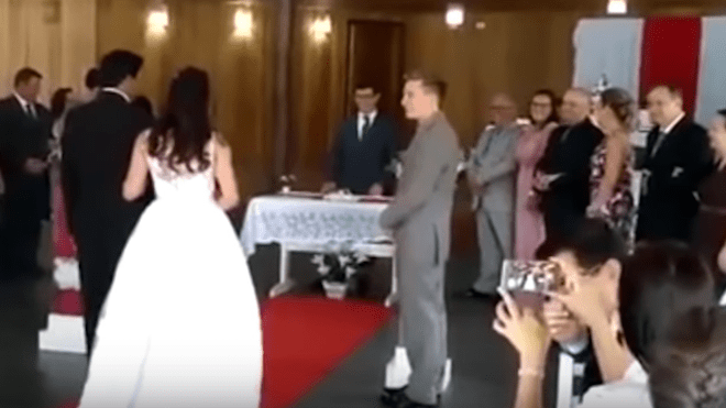 VIDEO: ¿Quién eligió la música? Unos gemidos inconfundibles interrumpen una boda