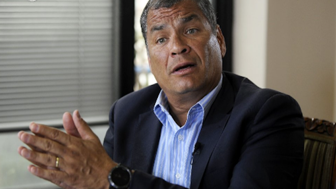 Ecuatorianos votan en referendo sobre el futuro de Correa